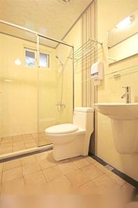 鹿谷的住宿－南投溪頭尚緹會館(民宿)，浴室配有卫生间、淋浴和盥洗盆。