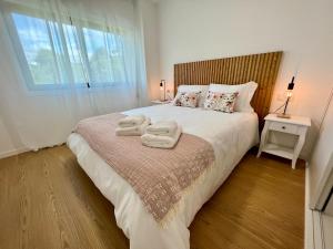 モンダリス・バルネアリオにあるBalnea San Pedroのベッドルーム1室(ベッド1台、タオル2枚付)