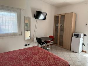 維洛納的住宿－Casa Perlar，一间卧室配有一张床、一张桌子和一台微波炉