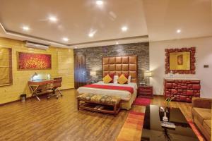 - une chambre avec un lit et un bureau dans l'établissement Span Resort and Spa, à Manali