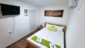 Postel nebo postele na pokoji v ubytování Apartmani - Kladovski Konak
