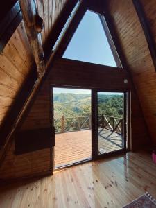 una grande finestra in una stanza con terrazza in legno di Bungalow In Iznik a İznik