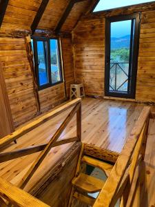 um quarto vazio com pisos de madeira e janelas num chalé de madeira em Bungalow In Iznik em İznik