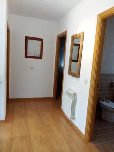 ein leeres Zimmer mit WC und Spiegel in der Unterkunft La Casa de Marta in Chiloeches