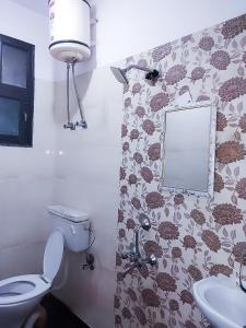 新德里Roomshala 094 Max Residency的配有马桶、镜子和水槽的浴室