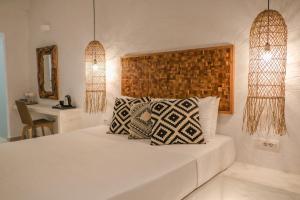 Postel nebo postele na pokoji v ubytování Delfini Beach Hotel & Suites