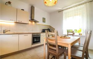 une cuisine avec une table en bois, une table et des chaises dans l'établissement 4 Bedroom Beautiful Home In Deutschlandsberg, à Deutschlandsberg