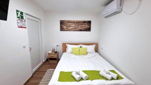 Postel nebo postele na pokoji v ubytování Apartmani - Kladovski Konak