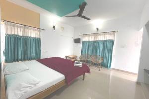 a bedroom with a bed and a ceiling at KBS Sree Paradise Kodai in Kodaikānāl