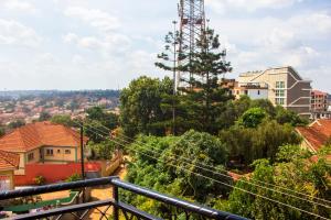 Blick auf eine Stadt mit einem Turm und Bäumen in der Unterkunft Rare APT for solo and couple Travellers in Kampala