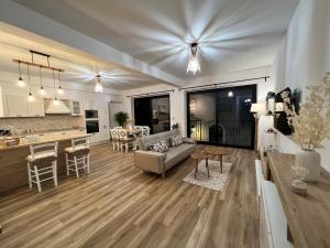 uma sala de estar e cozinha com um sofá e uma mesa em Al Vicolo Stretto em Brancaleone Marina