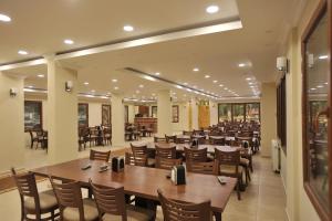 a dining room with wooden tables and chairs at Uzungol Soylu Hotel in Uzungöl