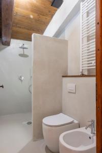 bagno bianco con servizi igienici e lavandino di Donna Rina - suggestiva casa nel centro storico a Colledimezzo