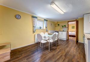 a kitchen and dining room with a table and chairs at Ferienhaus Renate FeWo 1 in Bansin