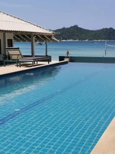 uma piscina com vista para o oceano em Thong Nai Pan Beach Resort em Thong Nai Pan Yai