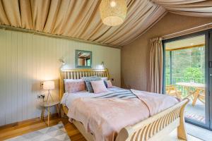 Postel nebo postele na pokoji v ubytování Riverside Cabins + 37 fotografií