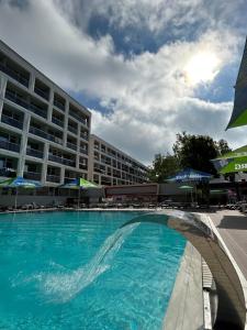 尼普顿Hotel Agora的酒店前面的游泳池