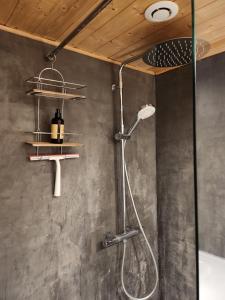 Villers-au-Tertre的住宿－Le duplex De La Ferme Du Tertre，浴室内配有淋浴和头顶淋浴