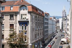 una calle de la ciudad con edificios y coches en la carretera en Five Forty Five Studios by Irundo en Zagreb