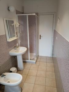 łazienka z toaletą i umywalką w obiekcie Affittacamere Novoli we Florencji
