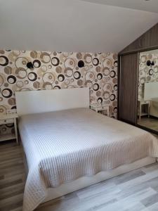 een slaapkamer met een bed en een wand met borden bij Apartamentai Jūratės g.34 in Palanga