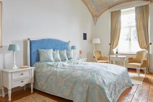 マードにあるBarta Pince Rákóczi Lakosztályokのベッドルーム1室(青いベッド1台、青い掛け布団付)