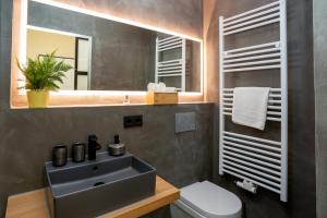 een badkamer met een wastafel en een spiegel bij Lieblingsquartier St. Andreasberg in Sankt Andreasberg