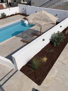 Изглед към басейн в Mangata suites homes with private pools или наблизо