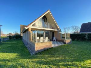 Casa con balcón y césped en Previnaireweg 24, en Callantsoog