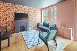 un soggiorno con divano blu e camino di Host & Stay - Tripps Mews a Manchester