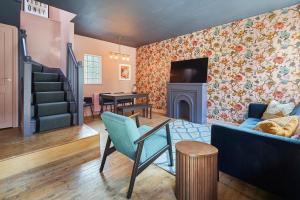 un soggiorno con divano e camino di Host & Stay - Tripps Mews a Manchester