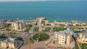 una vista aérea de un complejo cerca del océano en Fanara Apartments Armed Forces, en Fayed