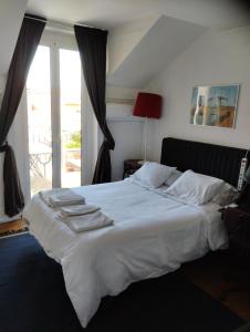 リスボンにあるMigas Lisbon Houseの窓付きの客室で、白い大型ベッド1台が備わります。
