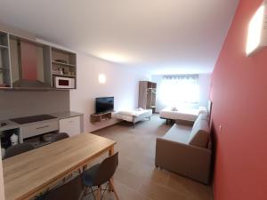 Μια τηλεόραση ή/και κέντρο ψυχαγωγίας στο Apartamentos Turísticos Pontepedriña by Bossh! Hotels