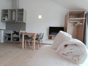 Μια τηλεόραση ή/και κέντρο ψυχαγωγίας στο Apartamentos Turísticos Pontepedriña by Bossh! Hotels