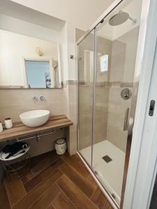 ein Bad mit einem Waschbecken und einer Dusche in der Unterkunft B&B Dimora Santucci in Rodi Garganico