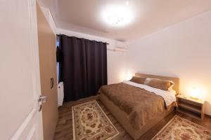 sypialnia z łóżkiem i czarną zasłoną w obiekcie Aparthotel Mirage Sunset - zona Hotel Rex w Mamai