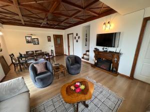 奈尼塔爾的住宿－Villa Bliss Lakeside，客厅配有沙发、椅子和桌子
