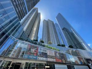 深圳天幕行政公寓（深圳福田中心店）的城市中的一组高楼