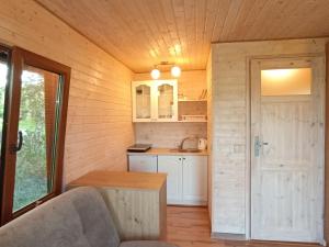 a small kitchen in a tiny house at Wypoczynek nad stawami in Sobiechy
