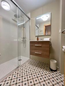 奧倫塞的住宿－Piso Principal，带淋浴的浴室和瓷砖地板。