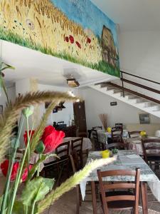 een restaurant met tafels en stoelen en een muurschildering aan de muur bij La Lestra in San Felice Circeo