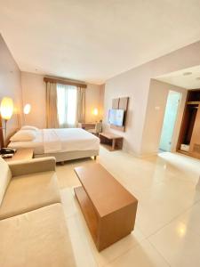 Postel nebo postele na pokoji v ubytování Triniti Hotel Jakarta + 5 fotografií