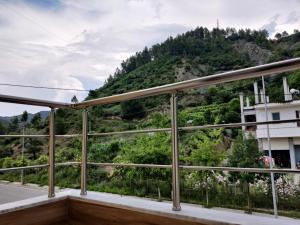 ein Balkon mit Blick auf einen Berg in der Unterkunft Unique in Gramsh