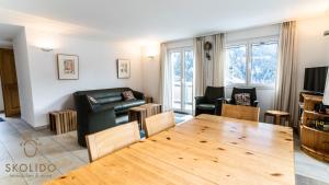 un soggiorno con tavolo e divano di Haus Cotton 4.5 Room Apartment a Breiten