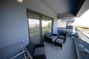 Pokój z balkonem ze stołem i krzesłami w obiekcie Aparthotel Mirage Sunset - zona Hotel Rex w Mamai