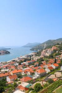 eine Stadt auf einem Hügel neben dem Wasser in der Unterkunft Azure Horizon in Dubrovnik