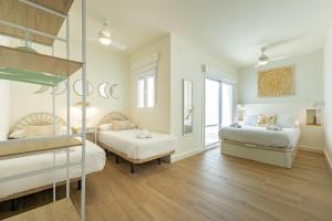 1 dormitorio con 2 camas y espejo en Cervantes Studios 6, en Sevilla