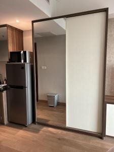 丹格朗的住宿－U Residence 2 Studio Apartment POOL VIEW，厨房配有大镜子和冰箱