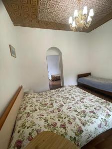 sypialnia z dużym łóżkiem i lustrem w obiekcie Бухта гостевой дом w mieście Czołponata